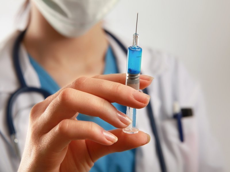 Массовая вакцинация от коронавируса в России может начаться уже осенью