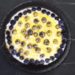 Блинный торт с маскарпоне, голубикой и миндальными лепестками - рецепты высокой кухни