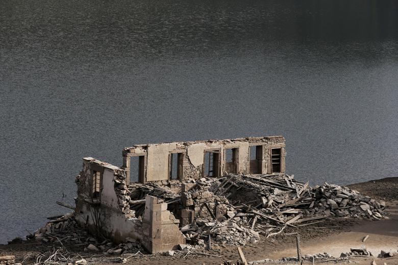 Деревня-призрак появилась в Испании после многолетней засухи1