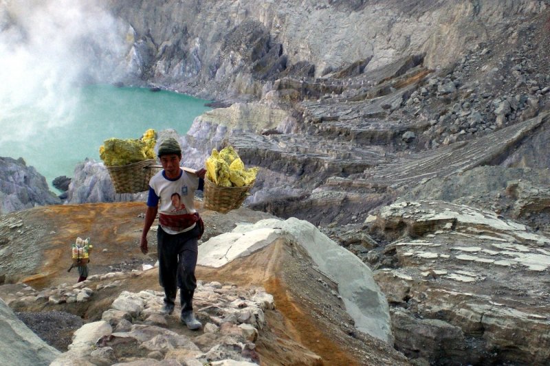 Самые жуткие места мира: в нечеловеческих условиях люди добывают «золото дьявола» в кратере вулкана8