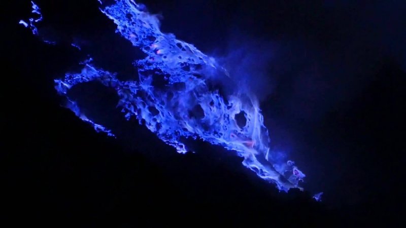 Самые жуткие места мира: в нечеловеческих условиях люди добывают «золото дьявола» в кратере вулкана13