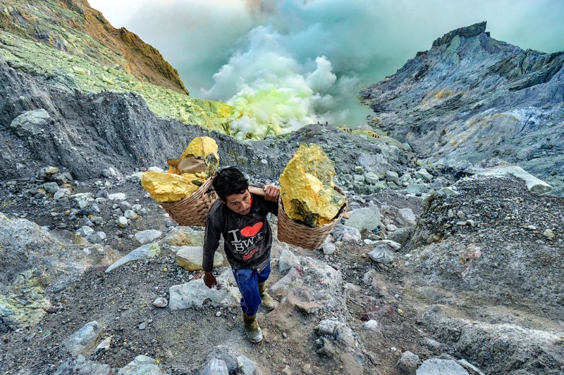 Самые жуткие места мира: в нечеловеческих условиях люди добывают «золото дьявола» в кратере вулкана9