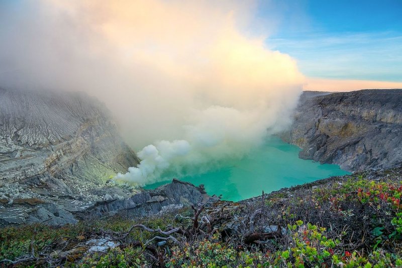 Самые жуткие места мира: в нечеловеческих условиях люди добывают «золото дьявола» в кратере вулкана4