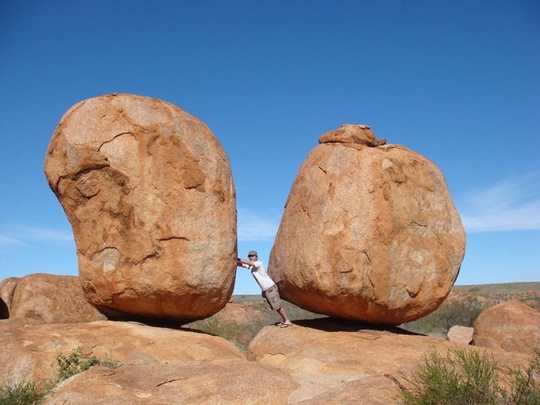 11 знаменитых балансирующих камней со всего мира8