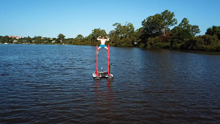 Парень из Австралии построил первый в мире плавучий турник2