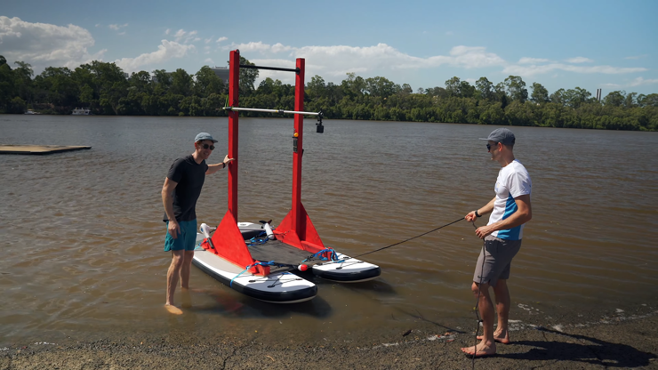 Парень из Австралии построил первый в мире плавучий турник1