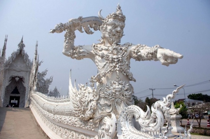 «Белый храм» Таиланда, который выглядит как божественный подарок с небес11