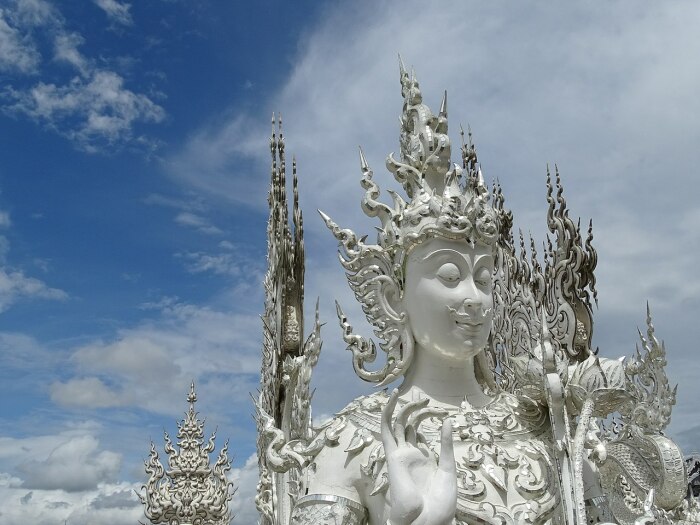 «Белый храм» Таиланда, который выглядит как божественный подарок с небес12