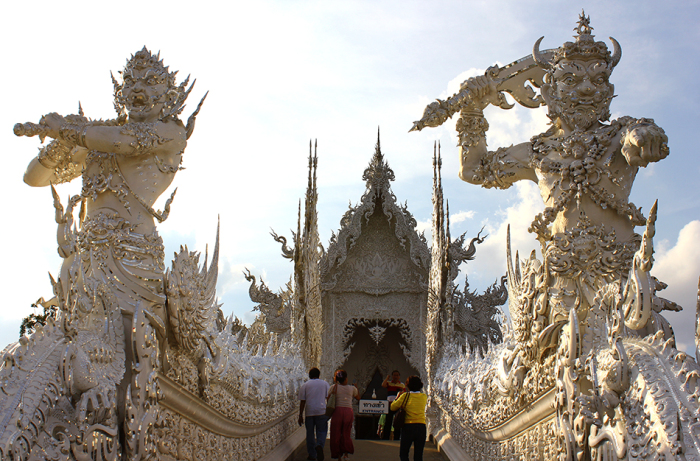 «Белый храм» Таиланда, который выглядит как божественный подарок с небес8