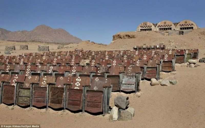 Кинозал на 700 человек посреди пустыни в Египте(4 фото)2