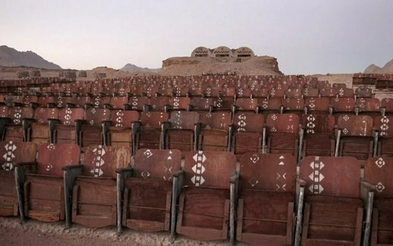 Кинозал на 700 человек посреди пустыни в Египте(4 фото)1