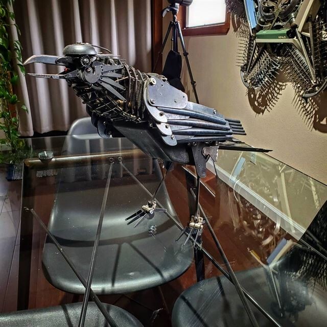 Металлические скульптуры птиц, созданные из старых механических пишущих машинок (11 фото)7
