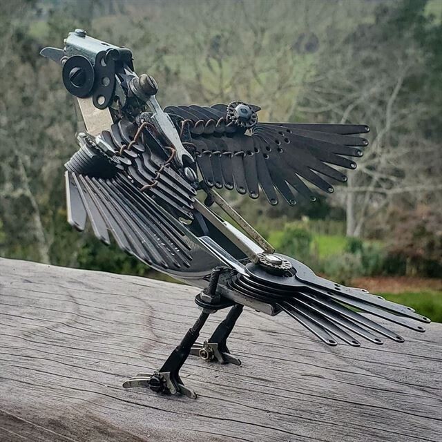 Металлические скульптуры птиц, созданные из старых механических пишущих машинок (11 фото)2