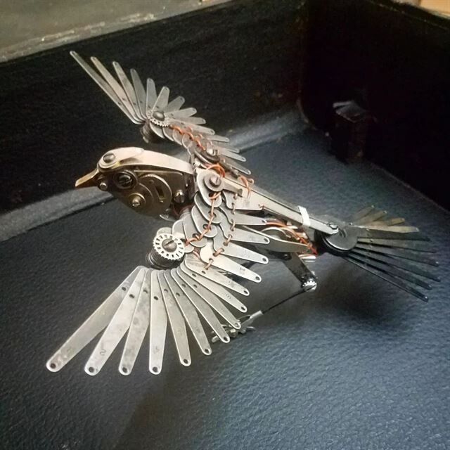 Металлические скульптуры птиц, созданные из старых механических пишущих машинок (11 фото)1