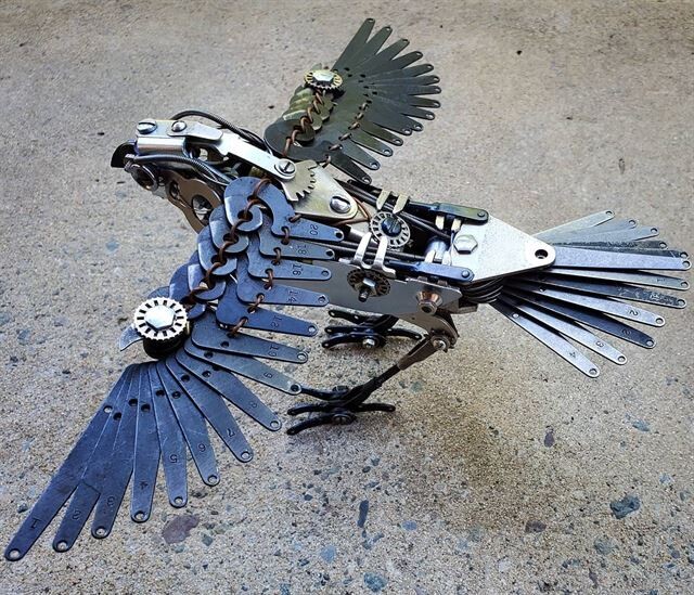 Металлические скульптуры птиц, созданные из старых механических пишущих машинок (11 фото)5