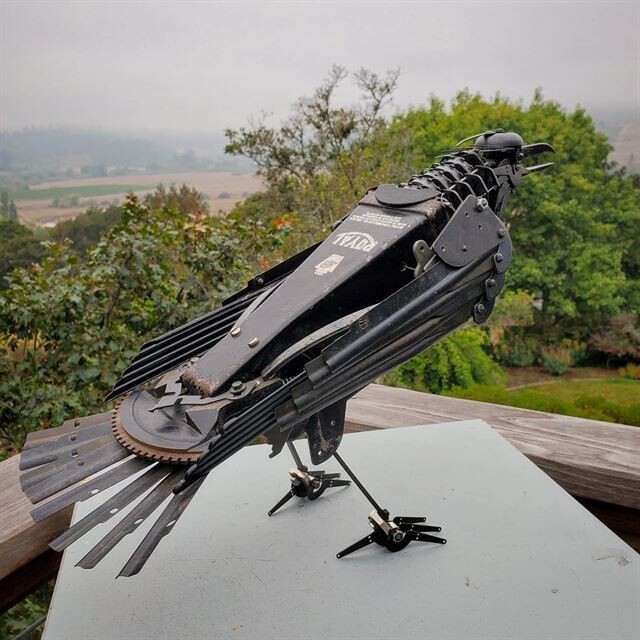 Металлические скульптуры птиц, созданные из старых механических пишущих машинок (11 фото)4