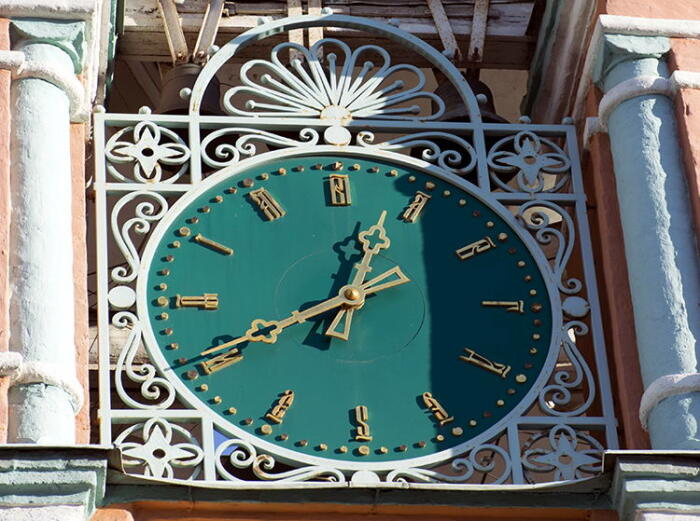Почему раньше на кремлевских курантах был циферблат часов с 17 цифрами?1