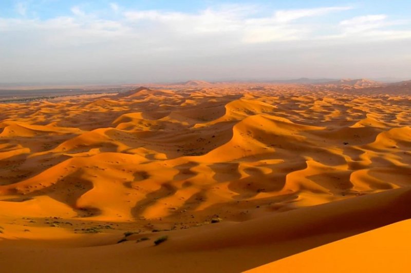 Какова толщина слоя песка в пустынях?1