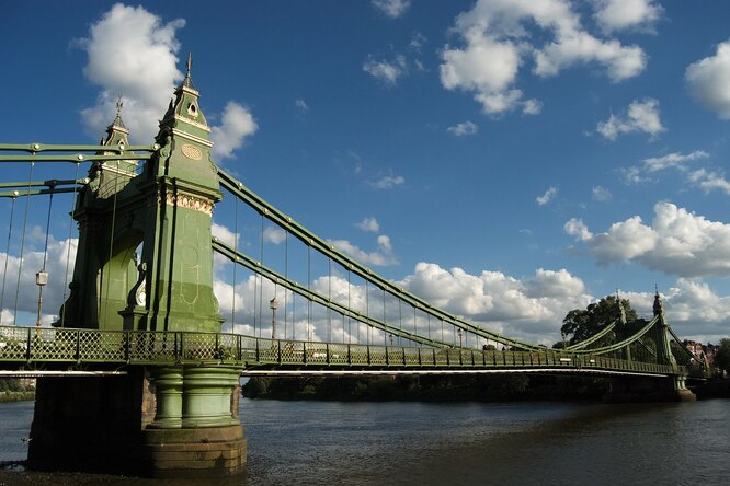 В Лондоне старинный мост завернули в фольгу, чтобы спасти от жары (видео)1
