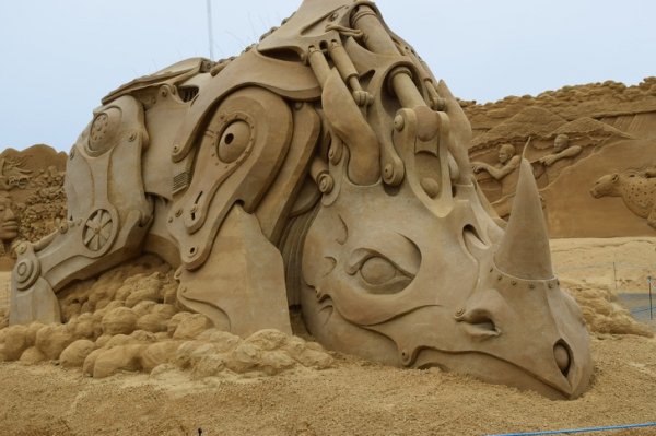 Впечатляющие фигуры из песка (16 фото)4