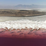 Знаменитое Большое Соленое озеро в США медленно умирает. Почему оно убивает все вокруг?