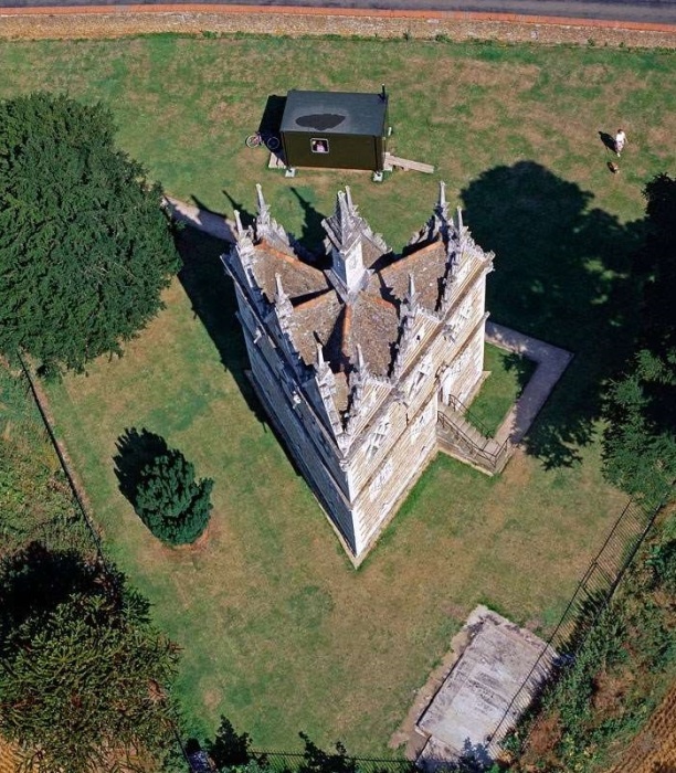 Древний треугольный дом – самое интригующее и символичное здание! Британии6