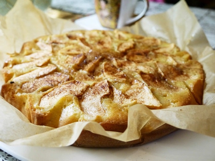 Яблочный пирог на молоке с корицей - простой рецепт4