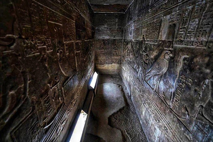 Почему в гробнице Древнего Египта изображена электрическая лампочка?3