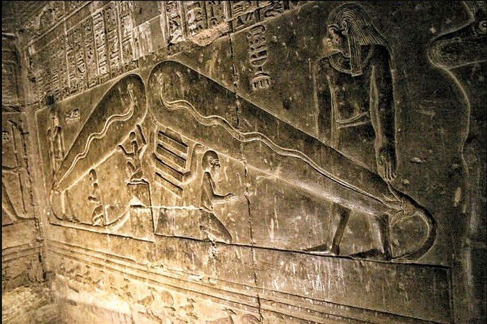 Почему в гробнице Древнего Египта изображена электрическая лампочка?1