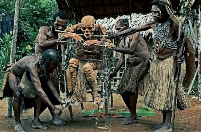 Как живут в племени Ангу, где не хоронят своих умерших2