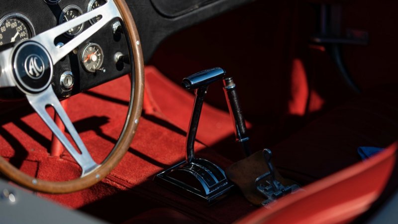 Редкая двухпедальная модель Shelby Cobra 1965 года11