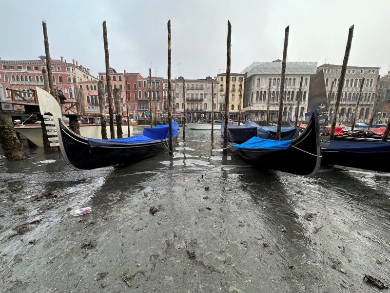 Отлив в Венеции: фотографии пересохших каналов и застрявших лодок2