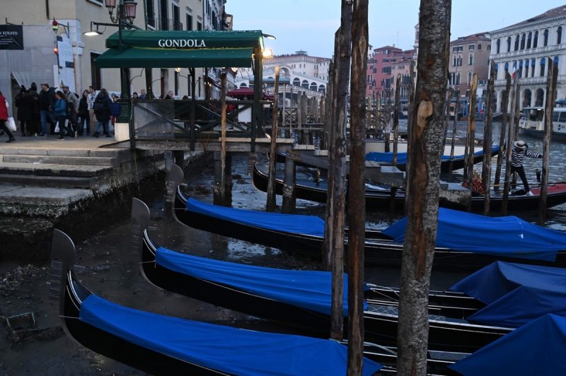 Отлив в Венеции: фотографии пересохших каналов и застрявших лодок3
