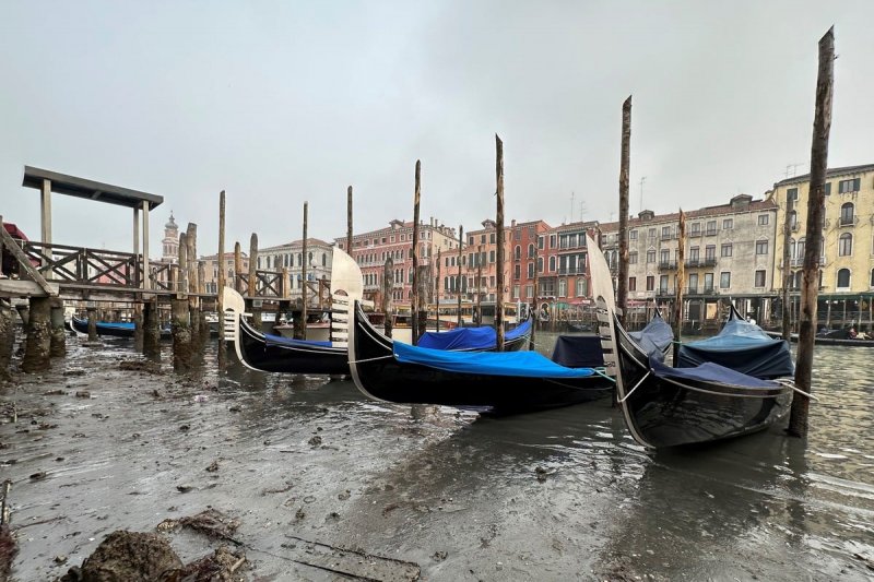 Отлив в Венеции: фотографии пересохших каналов и застрявших лодок1