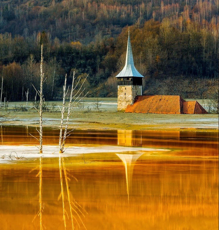 Румынская деревня, на месте которой образовалось токсичное озеро4