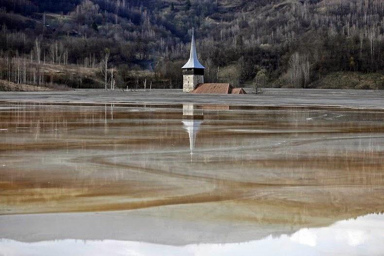 Румынская деревня, на месте которой образовалось токсичное озеро8