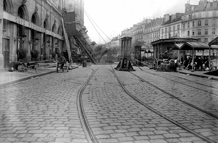 Крушение поезда на вокзале Монпарнас – одно из самых известных и впечатляющих железнодорожных происшествий (1895) (7 фото)2