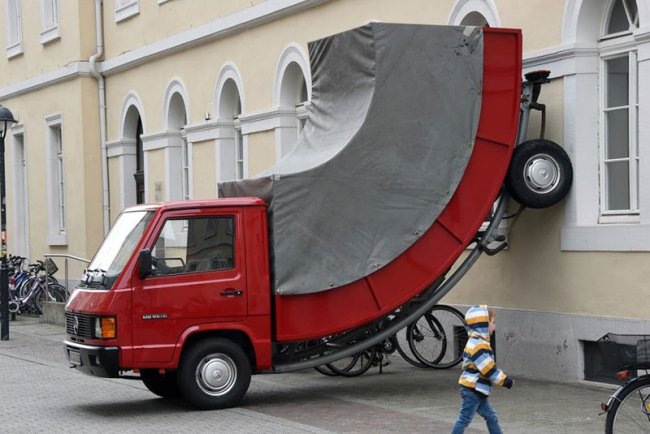 Скульптура припаркованного авто от Эрвина Вурма (2 фото)